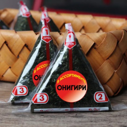 Онигири с курицей и соусом Спайси